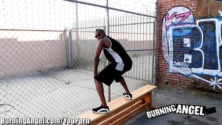 Чернокожий тренер по фитнесу сношает на улице грудастую кралю