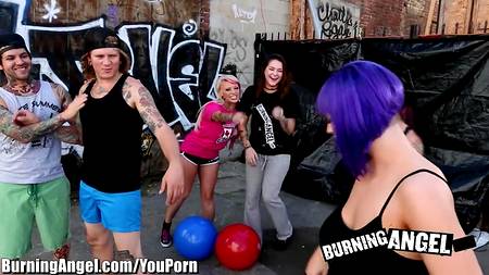 Чернокожий тренер по фитнесу сношает на улице грудастую кралю