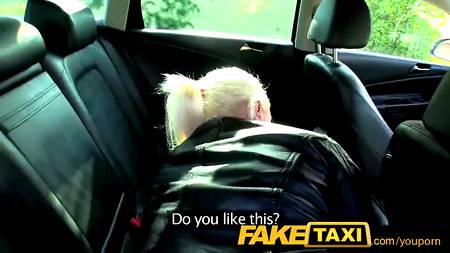 Таксист завез блондинку на природу и поимел