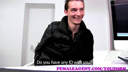 Брюнетка умеет раскручивать мужчин на сексуальные забавы