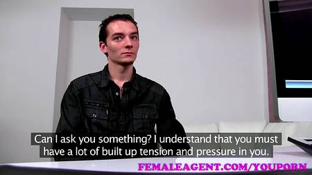 Брюнетка умеет раскручивать мужчин на сексуальные забавы