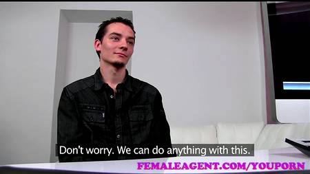 Брюнетка умеет раскручивать мужчин на сексуальные забавы