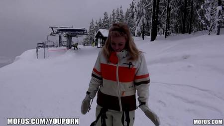 Член пикапера смачно таранит ротик и пилотку студентки