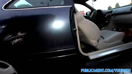 Спрятались за машину и потрахались публично