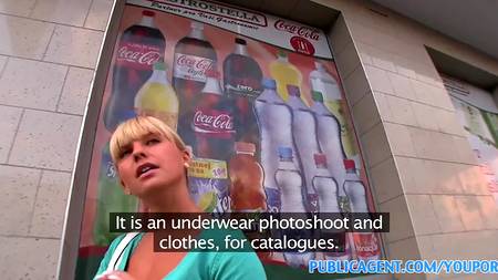 Сперма на клиторе и половых губках девчонки