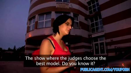 Брюнетка с большой задницей приятно заработала денежек