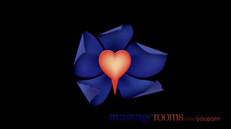 Клиентка соблазнила юную массажистку