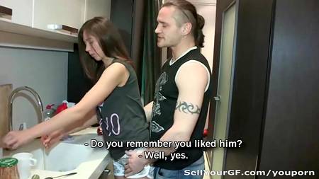 Позволил другу натянуть на член свою девушку