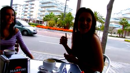 Рыжий мужчина любит заниматься пикапом во время отдыха