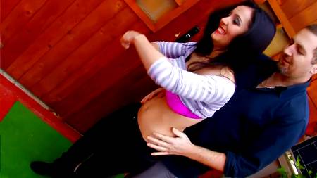 Рыжий мужчина любит заниматься пикапом во время отдыха