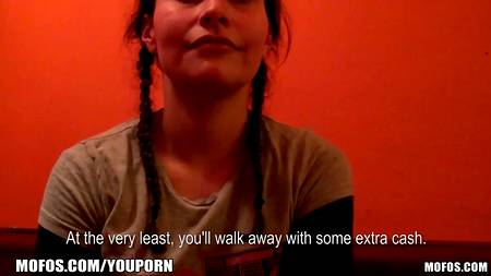 Эта девушка знает как при помощи своих дырок заработать деньжат