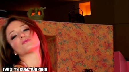 Девица опробовала в деле свой новенький дилдо