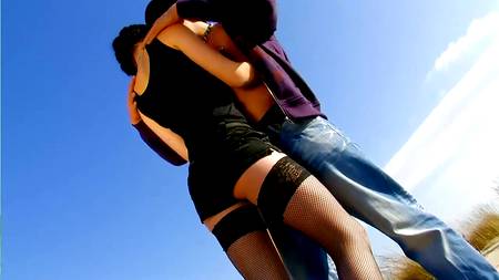 Качок ебет на пляже симпатичную брюнетку с маленькими титьками