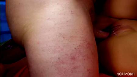 Молодожены начали трахаться и снимать любительское кино