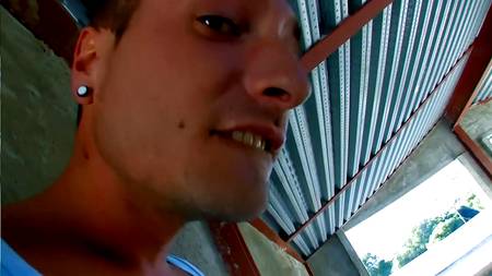 Любительница анального секса струйно кончает на трахающего ее парня