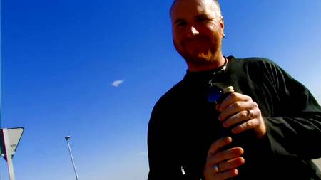 Сама с удовольствием насаживается попой на елду