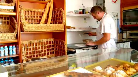 Пекарь продавец удовлетворяет брюнетку в очках