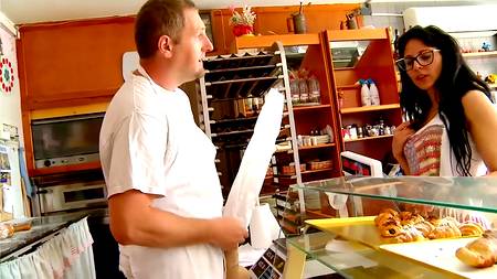 Пекарь продавец удовлетворяет брюнетку в очках