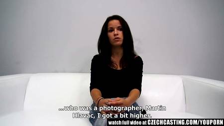 Брюнетка давно мечтала попробовать в сексе золотой дождь