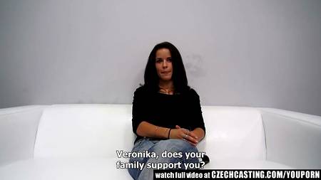 Брюнетка давно мечтала попробовать в сексе золотой дождь