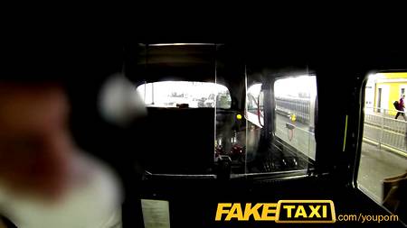 Блондинка любит заниматься сексом в автобусе