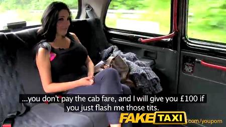 Грудастая брюнетка спаривается с водителем автомобиля