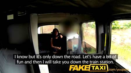 Грудастая брюнетка спаривается с водителем автомобиля