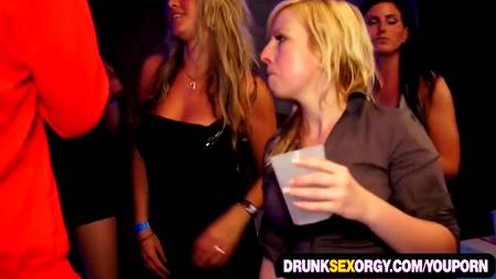 Пьяные девушки согласились на групповушку в клубе