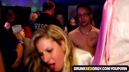 Пьяные девушки согласились на групповушку в клубе