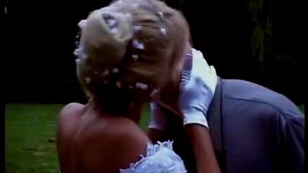 Страстная невеста любит трахаться на лавочке с красавчиком