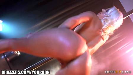 Стриптизерша дала клиенту