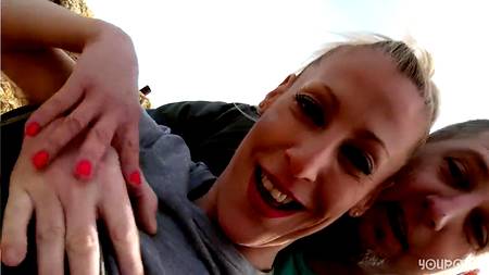 Белокурая бестия обслуживает фотографа