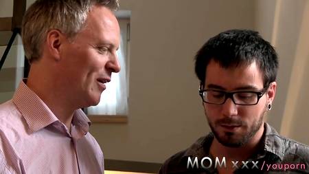 Папаша и сын раскрутили на секс хорошенькую блонду