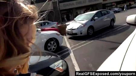 Отсношал незнакомую блондинку в машине