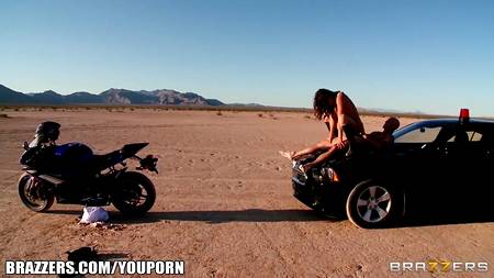 Полицейский трахнул байкершу на своем служебном автомобиле