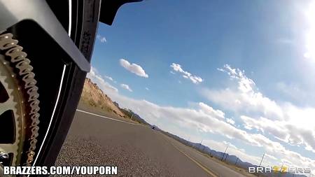 Полицейский трахнул байкершу на своем служебном автомобиле