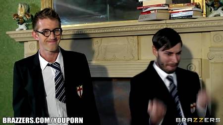 Умелый волшебник наколдовал себе рыжеволосую девушку