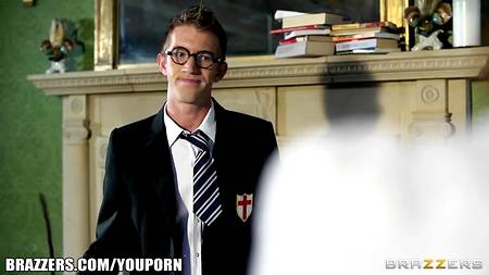 Умелый волшебник наколдовал себе рыжеволосую девушку