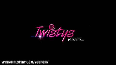 Учит подругу лесбийским удовольствиям