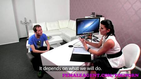 Грудастая девушка насладилась кастингом с молодым пацаном