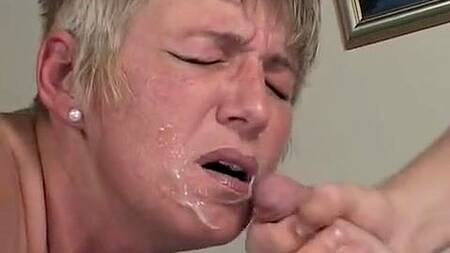 Мамка застает сына за дрочкой и берет его член в рот