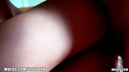 Худенькая студентка обрабатывает внушительный фаллос