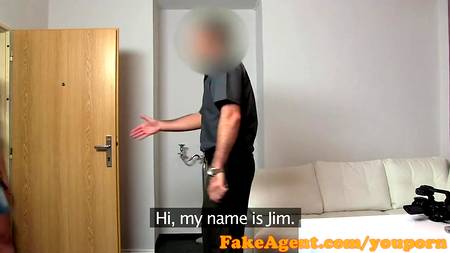 Воспользовался служебным положением и трахнул милашку