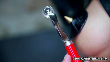 Возбуждающие брюнетки устроили мужику незабываемый секс