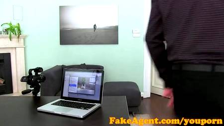 Темноволосая малышка получает удовольствие на кастинге