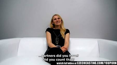 Сиськастая блонда готова для порки