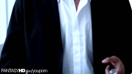 Мужчина разбудил поцелуями красивую блондинку