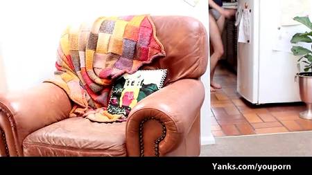 Сестра подслушивала и кончила