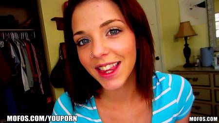 Парню делают минет, а он все снимает на видеокамеру