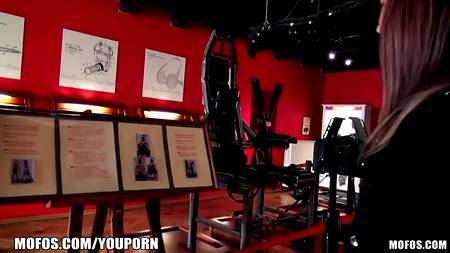 Студентка сняла трусики в лесу и получила в вагину твердый член